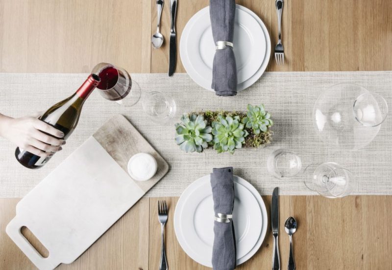 dinner-table-wine-being-poured