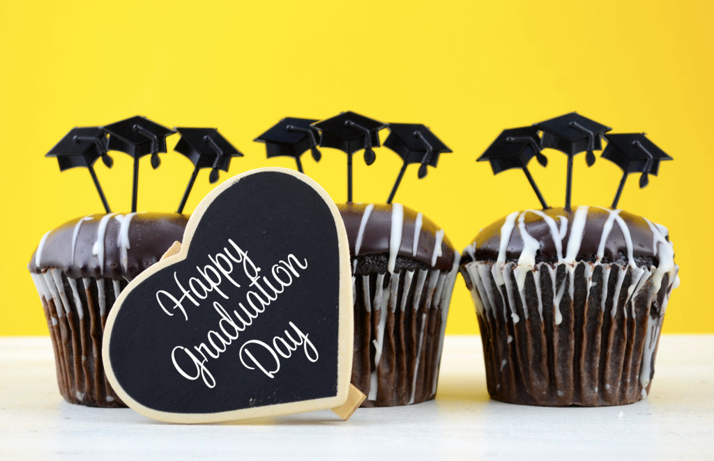 cupcakes with graduation cap - graduation party ideas